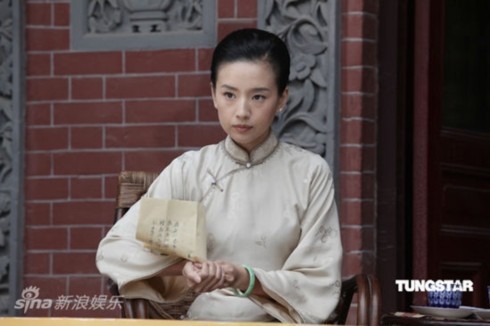 Đổng Khiết trong vai Tống Khánh Linh.