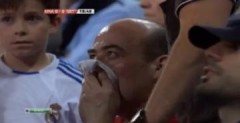 Ronaldo tặng áo cho khán giả bị sút trúng mặt