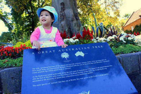 Còn đây là tấm hình chụp bên ngoài nhà lưu niệm của vị thuyền trưởng James Cook ở Fitzroy Garden: