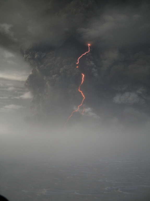 Tia chớp xuất hiện khi núi lửa phun trào.