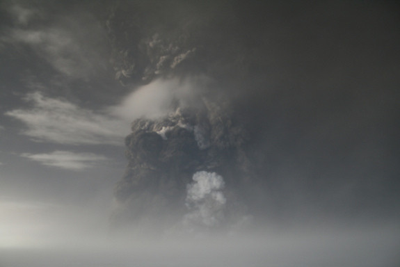 Đám mây tro bụi hòa lẫn với hơi nước từ sông băng Vatnajokull.