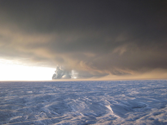 Khoảnh khắc đám mây tro bụi trên sông băng.