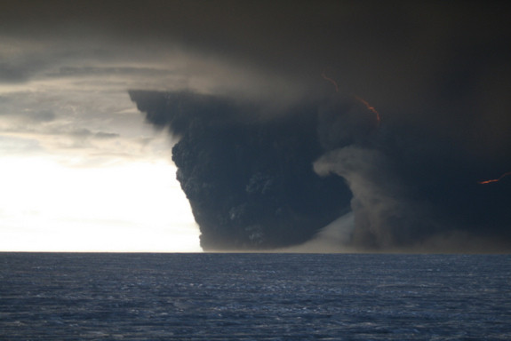 Sét xuất hiện khi núi lửa ’nghịch’ nhất Iceland phun trào - Tin180.com (Ảnh 2)
