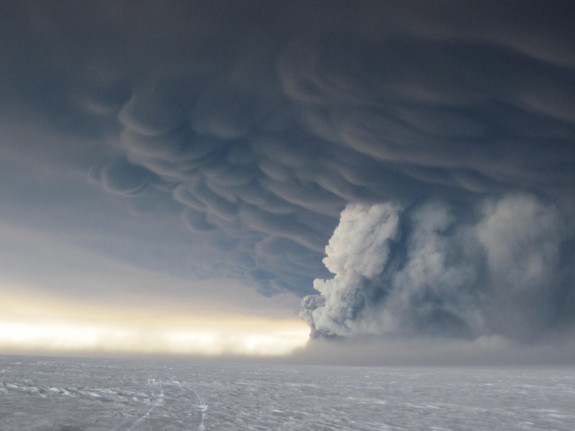 Sét xuất hiện khi núi lửa ’nghịch’ nhất Iceland phun trào - Tin180.com (Ảnh 8)