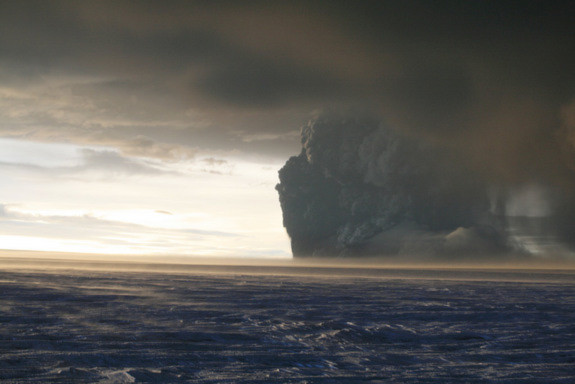 Sét xuất hiện khi núi lửa ’nghịch’ nhất Iceland phun trào - Tin180.com (Ảnh 9)