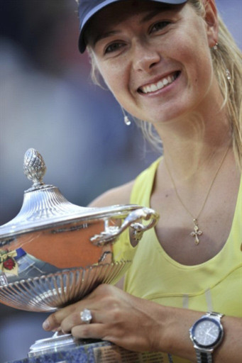 Maria Sharapova và Cup vô địch đầu tiên sau hơn một năm.