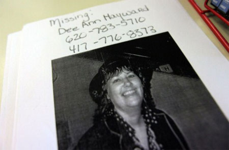 Ảnh của một người mất tích được đặt tại một cửa hàng ở Joplin. Ảnh: AFP