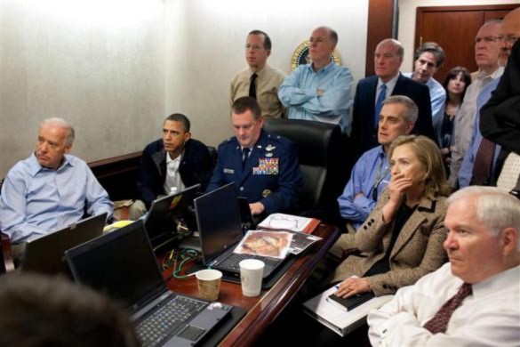 Tổng thống Mỹ Barack Obama và các nhân vật lãnh đạo hàng đầu của Mỹ đang theo dõi những hình ảnh về cuộc đột kích của quân đội Mỹ vào nơi trú ẩn cuổi cùng của Bin Laden.