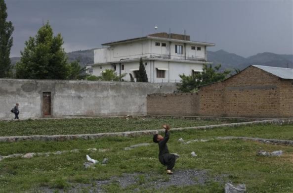 Một cậu bé 8 tuổi chơi bóng tennis trên bãi đất trống gần biệt thự  - nơi Bin Laden vừa bị quân đội Mỹ tiêu diệt.