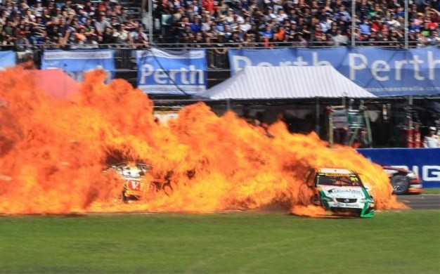 Chiếc xe đua V8 do tay đua Karl Reindler điều khiển đã bốc cháy rữ rội trong khi đang tham gia cuộc đua ở Perth, Australia vào ngày 1/5 vừa qua.