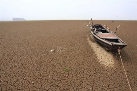 Một con tàu nằm phơi trên đáy hồ không nước ở tỉnh Giang Tây, Trung Quốc. Hình ảnh được ghi lại vào 4/5 vừa qua.