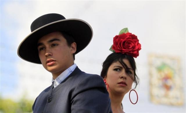 Một đôi nam nữ trong trang phục truyền thống của người Sevillana tại một lễ hội ở Seville, Tây Ban Nha vào ngày 3/5 vừa qua.