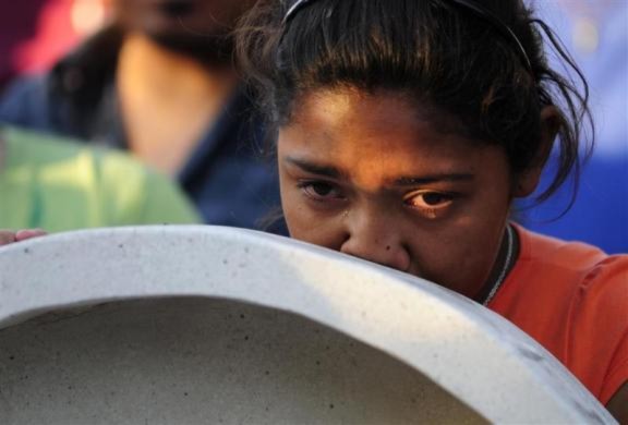 Một bé gái đang cầu nguyện cho những nạn nhân xấu số trong vụ nổ hầm lò ở Sabinas, Mexico vào ngày 4/5.