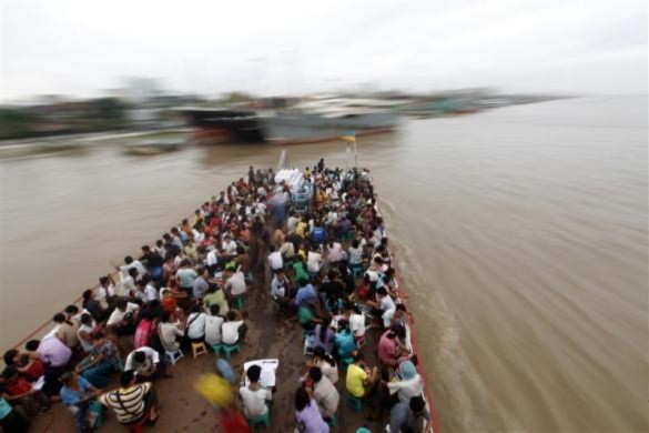 Những người dân đang mạo hiểm tính mạng của mình khi chấp nhận đi trên một chiếc pha cũ nát qua sông Yangon, Myanmar.