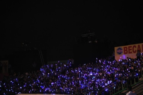 Các fan sử dụng que sáng màu xanh để cổ vũ cho thần tượng, tạo nên cảnh tượng đẹp mắt trong đêm.