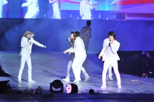 Các thành viên SuJu đùa nghịch vui vẻ trên sân khấu, khiến fan hò reo không ngớt.