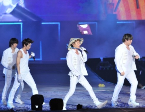 Trưởng nhóm Super Junior đội nón lá do fan Việt Nam tặng, biểu diễn hết mình. Sau Super Show 3, Lee Teuk sẽ tạm ngưng sự nghiệp vào cuối năm để đi nghĩa vụ quân sự.