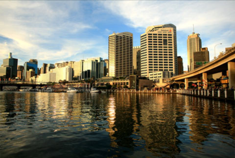 Sydney không có vẻ cổ kính, trầm mặc kiểu Châu Âu như Melbourne mà là hiện thân của một thành phố trẻ trung và năng động. Đặc trưng của Australia là người dân thường sống quanh các bờ biển vì sâu bên trong lục địa chủ yếu là sa mạc. Khu trung tâm của Sydney (Centre Business District) nằm ở bờ biển phía Đông của nước Úc với hệ thống cảng biển rộn rịp. Trong ảnh là một góc city nhìn từ Darling Harbour với những tòa nhà hiện đại soi bóng xuống dòng nước êm ả, làm dịu đi cái vẻ tất bật vội vã của phố thị.