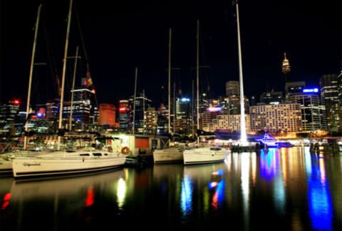Hoàng hôn buông phủ lên Darling Harbour vẻ lung linh kỳ ảo đến nao lòng. Hồn phố Sydney thoáng chốc chìm trong cảm xúc lắng đọng trong màn đêm êm trôi.