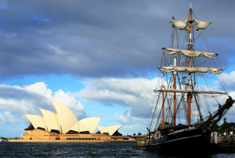 Rời Darling Habor để đặt chân đến một trong những địa điểm du lịch đáng khao khát nhất: Sydney Opera House. Được thiết kế bởi kiến trúc sư người Đan Mạch Jorn Utzon và xây dựng trong 14 năm (từ năm 1959 đến năm 1973) và là di sản văn hóa thế giới, Sydney Opera House được mệnh danh là biểu tượng của Úc và tinh thần Úc với khát vọng vươn cao và vươn xa hơn nữa ra thế giới.