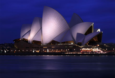 Sydney Opera House là nơi tổ chức khoảng 2.500 sự kiện văn hóa đa dạng hàng năm như các buổi trình diễn nhạc jazz, nhạc cổ điển, ba-lê, các vở bi - hài kịch. Trong ảnh là Nhà hát con sò rực rỡ ánh đèn khi chiều buông, cho ta một cảm giác ấm áp khó tả.