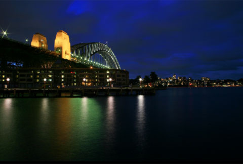Đối diện với Sydney Opera House là cầu Sydney Harbour nổi tiếng được khánh thành vào năm 1932, cũng là một biểu tượng đầy tự hào của người dân xứ chuột túi. Thú vị nhất là bạn có thể leo băng qua vòm cầu để thử thách lòng can đảm và chiêm ngưỡng vẻ huyền hoặc của bến cảng xinh đẹp này.