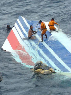 Các nhân viên cứu hộ đang trục vớt một mảnh vỡ của chiếc máy bay xấu số. Ảnh: Dailytelegraph