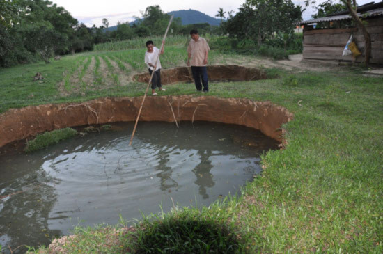 Hố sâu như bể bơi