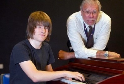 Thần đồng chơi piano không cần đọc nhạc