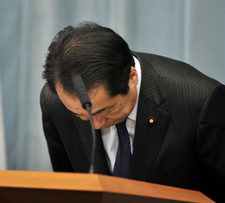 Thủ tướng Nhật Naoto Kan cúi đầu trong một cuộc họp tại Tokyo hôm qua. Ông cho biết sẽ không nhận lương thủ tướng cho tới khi cuộc khủng hoảng hạt nhân ở nước này kết thúc. Ảnh: AFP.