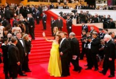 Tình yêu Brad Pitt - Angelina Jolie trên thảm đỏ Cannes