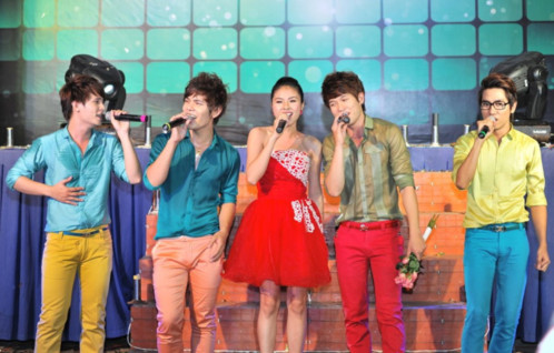 Diễn viên Vân Trang (váy đỏ) hát cùng các thành viên của nhóm V.Music.