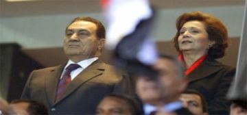 Vợ được thả, Mubarak xin ân xá