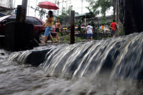 Nước lụt tràn trên đường phố thủ đô Manila của Philippines.