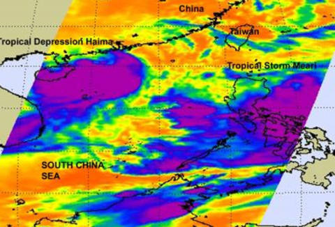 Trong ảnh này của NASA, hai cơn bão cùng lúc xuất hiện ở tây Thái Bình Dương. Bên phải là bão Meari tấn công Philippines. Phía trên bên trái là bão Hải Mã, tấn công phía nam Trung Quốc và bắc Việt Nam.