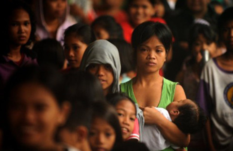 Dòng người xếp hàng chờ khẩu phần ăn tại một nơi sơ tán ở trường tiểu học tại Manila, ngày 25/6.
