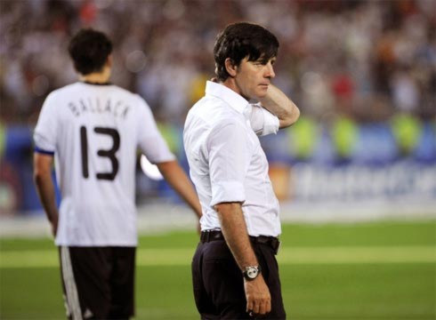 Loew tin rằng đã tới lúc Ballack lùi về phía sau để nhường cơ hội ở tuyển Đức cho lớp trẻ đàn em.