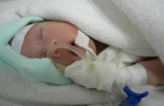 Bé sinh non bị bỏ rơi tại cổng bệnh viện