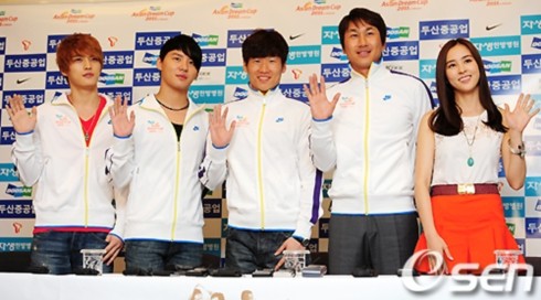 (Từ trái sang) Hai thành viên JYJ Jae Joong và Jun Su, Park Ji Sung, và nữ diễn viên Han Hye Jin