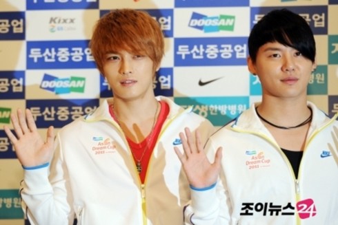 Jae Joong (trái) và Jun Su thường xuyên xuất hiện trong top các giọng ca thần tượng xuất sắc của Hàn Quốc.