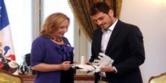 Casillas tặng món quà đặc biệt cho đệ nhất phu nhân Chile