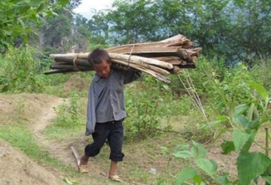 Cha con "người tiền sử" sống trên núi đá