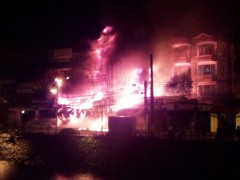 Cháy lớn liên hoàn tại đường Nguyễn Khang