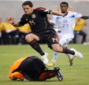 Chicharito ghi bàn bằng bụng đưa Mexico vào chung kết