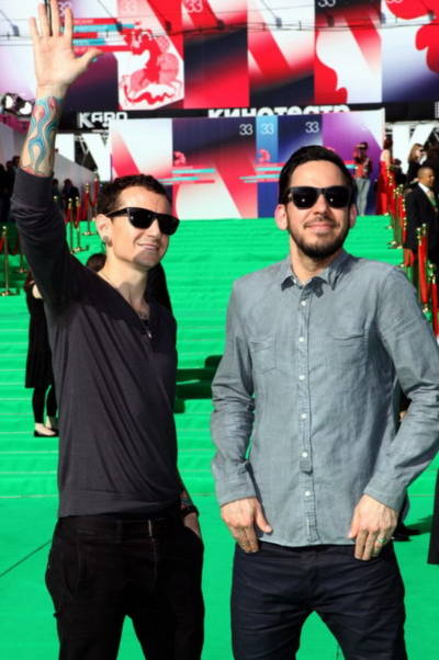 Chester Bennington và Mike Shinoda, hai thành viên nhóm Linkin Park trên thảm xanh liên hoan phim Moscow. Nhóm Linkin Park có buổi biểu diễn tại quảng trường Đỏ trước khi 'Transformers 3' công chiếu