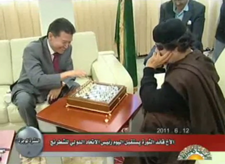 Gadhafi chơi cờ với chủ tịch FIDE. Ảnh: