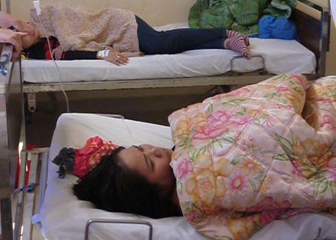 Du khách Đà Lạt bị ngộ độc thực phẩm cấp cứu tại bệnh viện đa khoa Lâm Đồng. Ảnh: Quốc Dũng