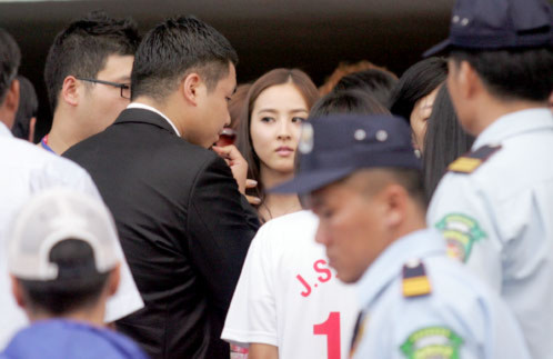 Han Hye Jin được bao quanh bởi lực lượng vệ sĩ vì thế, ngoài sân bóng, các fan không thể tiếp cận cô.