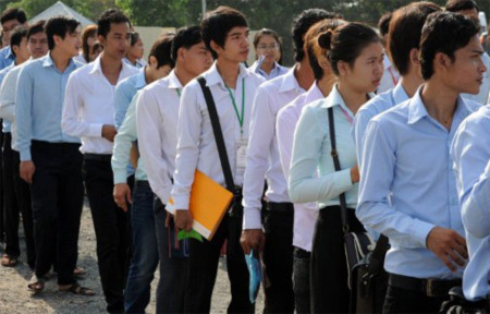 Các sinh viên Campuchia đại diện cho thế hệ trẻ sinh ra sau thời kỳ diệt chủng ở nước này, cũng tới tham dự phiên tòa.