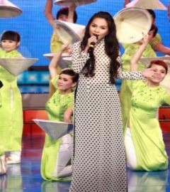 Hiền Thục diện áo dài hát tình ca